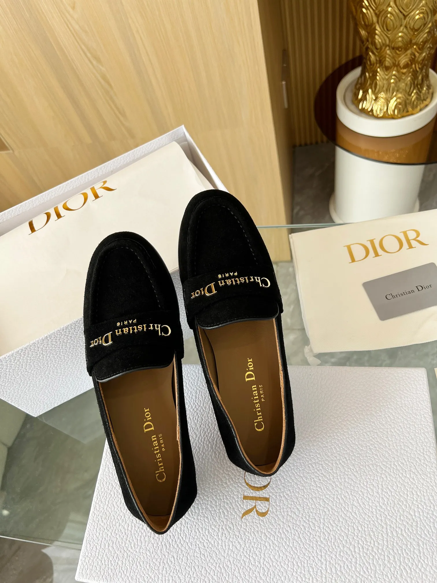 👟👟Ex-factory price 560👟👟 Dior's new spring and summer ultra-light series loafers are brand new. The layout strives to create fashionable classic items. New products created at the first major show of Paris Fashion Week. The inspiration is cleverly combined by D's chief designer on the perfect shoe shape. Paired with brand buckles, it is even more fashionable! Original version, perfect and exquisite workmanship!  ✔️Upper: original fabric ✔️Inner lining: imported sheepskin lining ✔️Sole: Italian genuine leather outsole ✔️Size: #35-41 (40 41 customized items are not returnable)